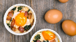 szybkie śniadanie białkowo- tłuszczowe (jajko i parówki)