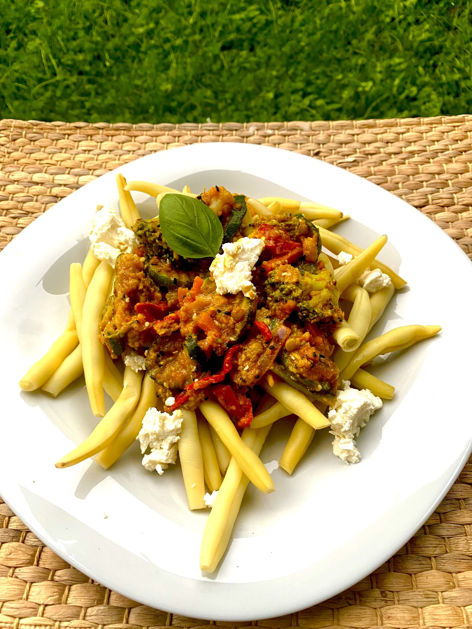 Fit spaghetti z fasoli szparagowej z curry. Przepis na szybki, tani i odżywczy posiłek do pracy.